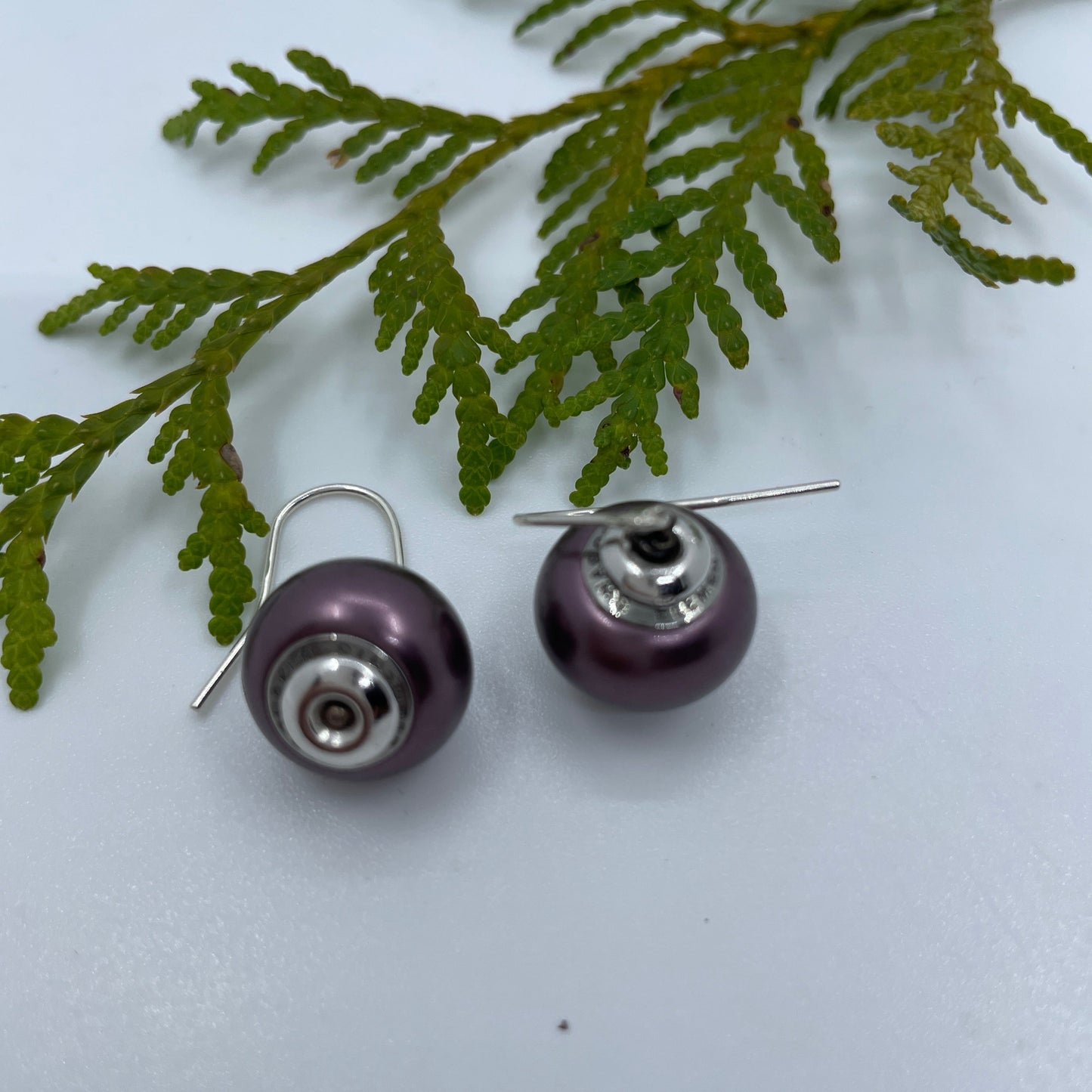 Aubergine øreringe i sterling sølv og auberginefarvede swarovski metalperler.