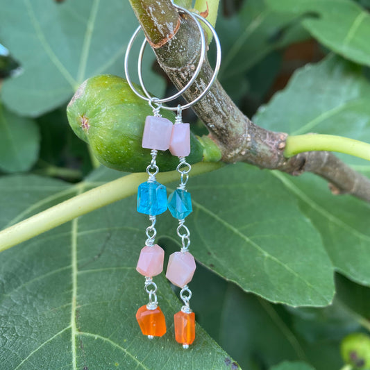 Annabel øreringe med pink opal, apatit og karneol. Hoops i sterling sølv.