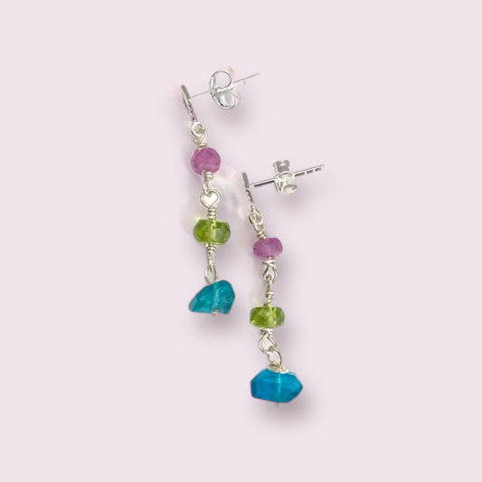 Dominique øreringei ægte pink safir, peridot, og apatit. Ørestikker i sterling sølv.